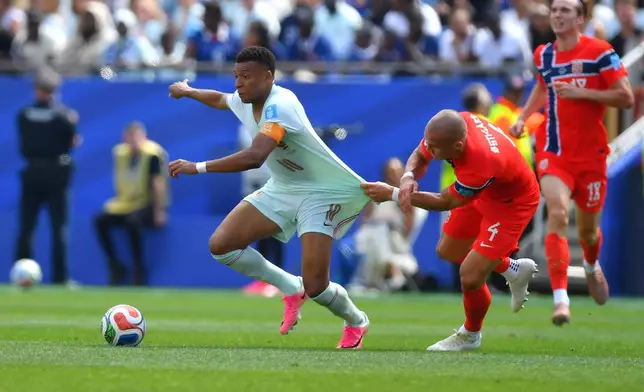 France's Kylian Mbappe (10) battles with Norway's Leo Oestigard (4) during the World Cup Group I soccer match between Norway and France in Foxborough, Mass., near Boston, Friday, June 26, 2026. (AP Photo/Steven Senne)