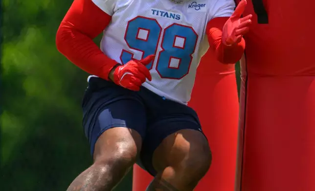 Tennessee Titans defensive tackle Jeffery Simmons works out during NFL football practice, Tuesday, June 16, 2026, in Nashville, Tenn. (AP Photo/John Amis)