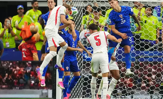 England's Harry Kane, second from left, scores his side's 2nd goal during the World Cup Group L soccer match between England and Croatia in Arlington, Texas, near Dallas, Wednesday, June 17, 2026. (AP Photo/Julio Cortez)