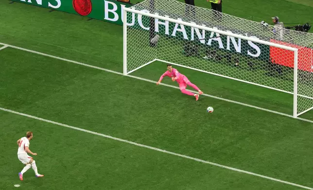 England's Harry Kane (9) scores from a penalty kick during the World Cup Group L soccer match between England and Croatia in Arlington, Texas, near Dallas, Wednesday, June 17, 2026. (AP Photo/Sam Hodde)