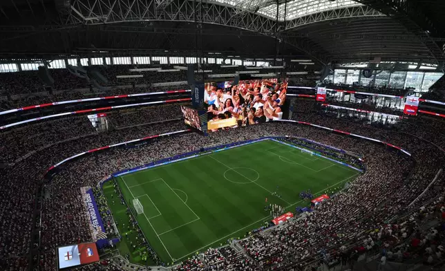 Players take a water breal during the World Cup Group L soccer match between England and Croatia in Arlington, Texas, near Dallas, Wednesday, June 17, 2026. (AP Photo/Sam Hodde)