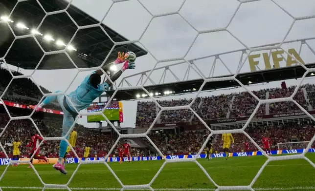 Ghana goalkeeper Lawrence Ati-Zigi (1) makes a diving save during the World Cup Group L soccer match between Ghana and Panama in Toronto, Wednesday, June 17, 2026. (AP Photo/Stephanie Scarbrough)