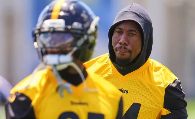 Pittsburgh Steelers cornerback Joey Porter Jr., right, participates in the team's NFL football practice in Pittsburgh, Tuesday, June 2, 2026. (AP Photo/Gene J. Puskar)