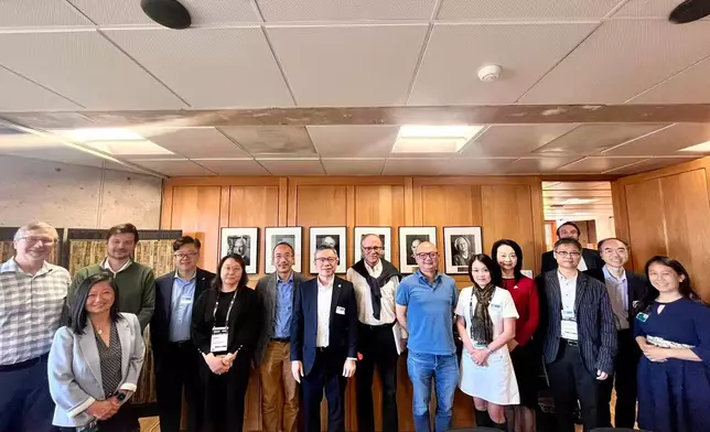 HKSTP CEO Terry Wong (6th from left back row in photo 6 and 4th from right in photo 7) and five Hong Kong university delegates visited the Salk Institute, home to six Nobel Laureates during BIO 2026 to explore partnerships and shape global biotech momentum through collaborative platforms.