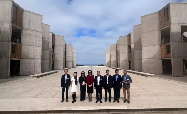 HKSTP CEO Terry Wong (6th from left back row in photo 6 and 4th from right in photo 7) and five Hong Kong university delegates visited the Salk Institute, home to six Nobel Laureates during BIO 2026 to explore partnerships and shape global biotech momentum through collaborative platforms.