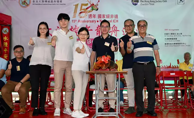 David Lam, Acting Secretary for Development of the HKSAR Government (3rd right); Anita Fung, Club Steward (3rd left); Wu Jiahao, Deputy Director of New Territories Work Department, Liaison Office of the Central People's Government in the HKSAR (2nd right); Ryerson Ip, Assistant District Officer (Islands) of the Islands District Office of the HKSAR Government (2nd left); Judith Ng, Head of the Intangible Cultural Heritage Office of the HKSAR Government (1st left) and Fan Sum-kee, Chairman of the Joint Association of Traditional Dragon-Boats in Tai O (1st right) at the Tai O Dragon Boat Water Parade.