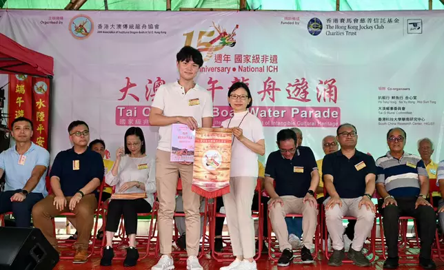 Club Steward Anita Fung (right) presents souvenirs to participating organisations.