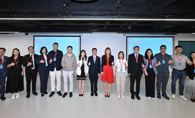 The Second Sub-Conference of the Third Young Academy of Sciences Summit was held today (10 June) with almost 150 participants in attendance. Ms Lillian CHEONG, Under Secretary for Innovation, Technology and Industry of the HKSAR Government (seventh right); Professor Anderson SHUM, President of The Hong Kong Young Academy of Sciences (eighth right), Ms Tong YANG, Program Director of the Tencent Charity Foundation (sixth right), and Ms Jin ZHU, Deputy Secretary-General of the Foundation for the Development of Science and Technology in China (seventh left) officiated at the opening ceremony. (Photo provided by the organiser)