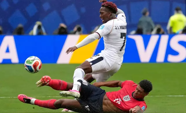 England's Jude Bellingham (10) challenges for the ball with Panama's Jose Luis Rodriguez (7) during the World Cup Group L soccer match between Panama and England in East Rutherford, N.J., near New York, Saturday, June 27, 2026. (AP Photo/Seth Wenig)