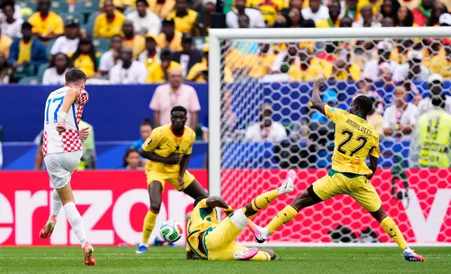 Croatia's Petar Sucic (17), left, shoots and scores during the World Cup Group L soccer match between Croatia and Ghana in Philadelphia, Saturday, June 27, 2026. (AP Photo/Petr Josek)