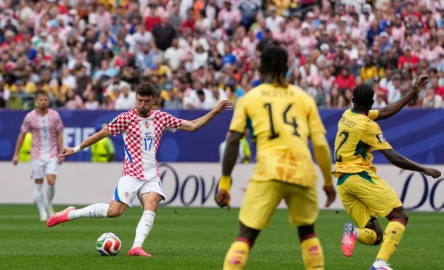 Croatia's Petar Sucic (17) scores his side's opening goal during the World Cup Group L soccer match between Croatia and Ghana in Philadelphia, Saturday, June 27, 2026. (AP Photo/Matt Slocum)
