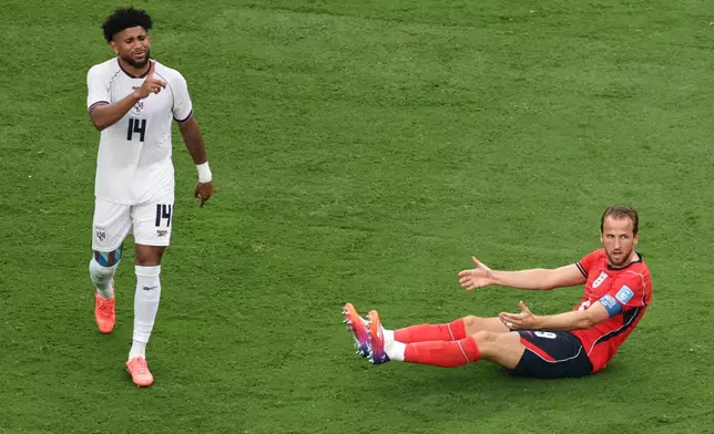 England's Harry Kane (9) reacts as Panama's Carlos Harvey (14) gestures during the World Cup Group L soccer match between Panama and England in East Rutherford, N.J., near New York, Saturday, June 27, 2026. (AP Photo/Adam Hunger)