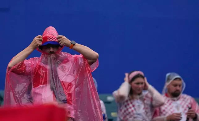 Croatia soccer fans wait for the start in the rain before the World Cup Group L soccer match between Croatia and Ghana in Philadelphia, Saturday, June 27, 2026. (AP Photo/Petr Josek)