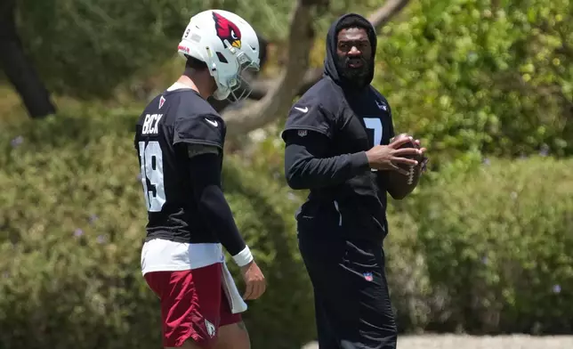 Arizona Cardinals quarterback Jacoby Brissett talks to quarterback Carson Beck (19) during the NFL football team's practice, Tuesday, June 9, 2026, in Tempe, Ariz. (AP Photo/Rick Scuteri)