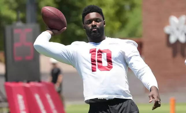 Arizona Cardinals outside linebacker Josh Sweat works out during the NFL football team's practice, Tuesday, June 9, 2026, in Tempe, Ariz. (AP Photo/Rick Scuteri)
