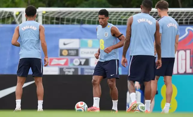 England's Jude Bellingham, center, works out with teammates during a training for the national soccer team in Palm Beach Gardens, Fla., Tuesday, June 9, 2026, ahead of the World Cup soccer tournament. (AP Photo/Rebecca Blackwell)