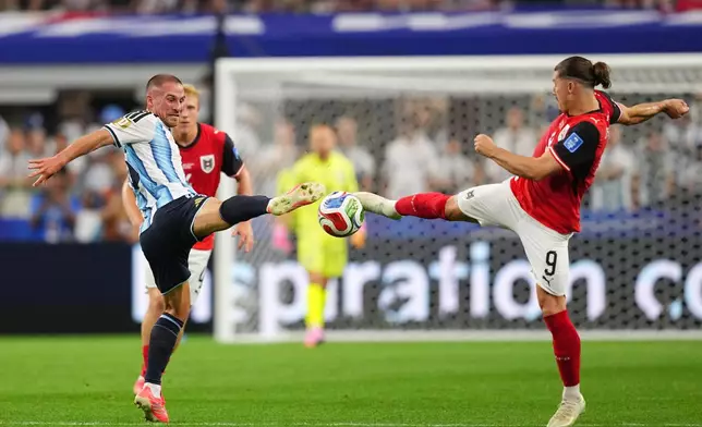 Austria's Marcel Sabitzer right, fights for the ball with Argentina's Alexis Mac Allister during the World Cup Group J soccer match between Argentina and Austria in Arlington, Texas, near Dallas, Monday, June 22, 2026. (AP Photo/Julio Cortez)