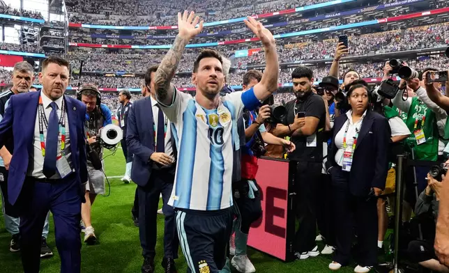 Argentina's Lionel Messi leaves the field after the World Cup Group J soccer match between Argentina and Austria in Arlington, Texas, near Dallas, Monday, June 22, 2026. (AP Photo/Tony Gutierrez)