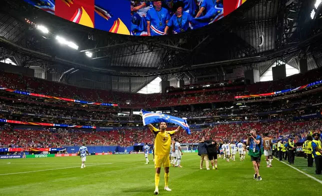 Cape Verde goalkeeper Vozinha celebrates as holds the flag of his country during the World Cup Group H soccer match between Spain and Cape Verde in Atlanta, Monday, June 15, 2026. (AP Photo/Mike Stewart)