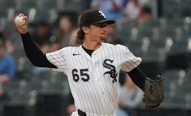 Chicago White Sox pitcher Davis Martin throws the ball against the Atlanta Braves during the first inning in a baseball game, Wednesday, June 10, 2026, in Chicago. (AP Photo/David Banks)