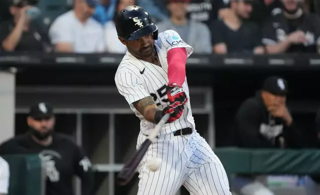 Chicago White Sox's Derek Hill hits a one-run single against the Atlanta Braves during the fourth inning in a baseball game, Wednesday, June 10, 2026, in Chicago. (AP Photo/David Banks)