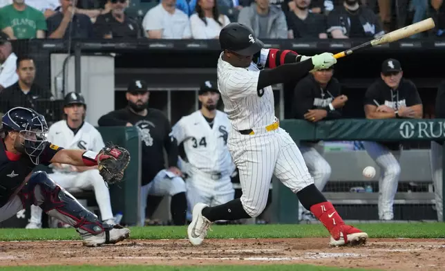 Chicago White Sox's Luisangel Acuña hits a one run fielders choice against the Atlanta Braves during the fourth inning of a baseball game, Wednesday, June 10, 2026, in Chicago. (AP Photo/David Banks)