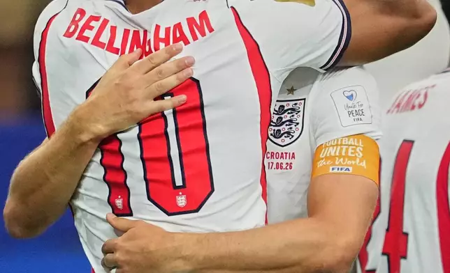 England's Jude Bellingham (10) embraces Harry Kane after scoring their third goal during the World Cup Group L soccer match between England and Croatia in Arlington, Texas, near Dallas, Wednesday, June 17, 2026. (AP Photo/Julio Cortez)