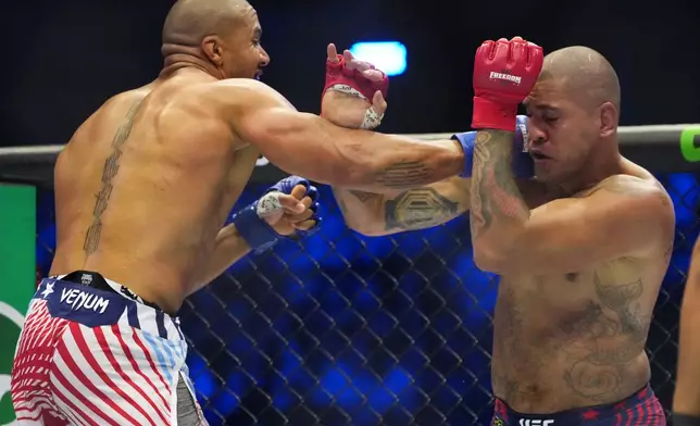 Alex Pereira, right, fights Ciryl Gane during their interim heavyweight title bout at UFC Freedom 250 on the South Lawn of the White House, Monday, June 15, 2026, in Washington. (AP Photo/Alex Brandon)