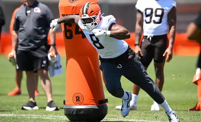 Cleveland Browns defensive end Jared Verse (8) runs a drill during the NFL football team's practice, Wednesday, June 3, 2026, in Berea, Ohio (AP Photo/David Richard)