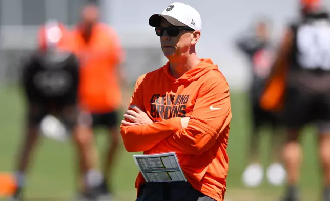 Cleveland Browns head coach Todd Monken watches drills during the NFL football team's practice, Wednesday, June 3, 2026, in Berea, Ohio (AP Photo/David Richard)