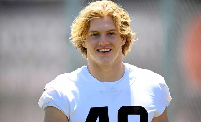 Cleveland Browns linebacker Carson Schwesinger walks on the field after the NFL football team's practice, Wednesday, June 3, 2026, in Berea, Ohio (AP Photo/David Richard)