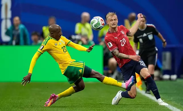 South Africa's Khuliso Mudau vies for the ball with Czechia's Jaroslav Zeleny, right, during the World Cup Group A soccer match between Czechia and South Africa in Atlanta, Thursday, June 18, 2026. (AP Photo/Mike Stewart)