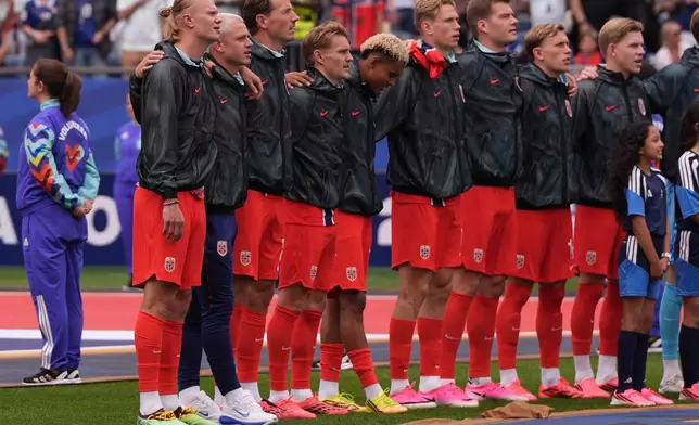 Norway's Erling Haaland (9), foreground, and his teammates sing the national anthem before the World Cup Group I soccer match between Norway and France in Foxborough, Mass., near Boston, Friday, June 26, 2026. (AP Photo/Charles Krupa)