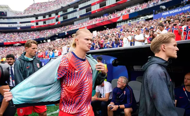 Norway's Erling Haaland and Martin Oedegaard, right, take their seats on the bench before during the World Cup Group I soccer match between Norway and France in Foxborough, Mass., near Boston, Friday, June 26, 2026. (AP Photo/Martin Meissner)