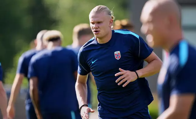 Norway's Erling Haaland exercises with his team during a training session in Foxborough, Mass., near Boston, ahead of the World Cup Group I soccer match between Norway and France, Thursday, June 25, 2026. (AP Photo/Martin Meissner)