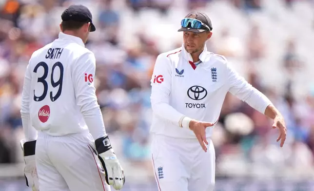 England's Joe Root, right, speaks to Jamie Smith on day four of the Third Test cricket match between England and New Zealand, in Nottingham, England, Sunday June 28, 2026. (Joe Giddens/PA via AP)