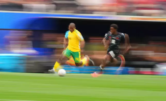South Africa's Relebohile Mofokeng (10) and Canada's Ali Ahmed (20) run for the ball during the World Cup round of 32 soccer match between South Africa and Canada in Inglewood, Calif., near Los Angeles, Sunday, June 28, 2026. (AP Photo/Manu Fernandez)