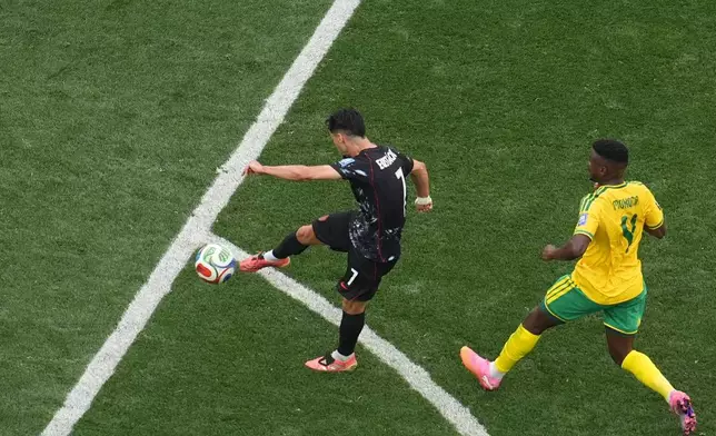 Canada's Stephen Eustaquio scores his side's opening goal against South Africa during the World Cup round of 32 soccer match in Inglewood, Calif., near Los Angeles, Sunday, June 28, 2026. (AP Photo/Marcio Sanchez)