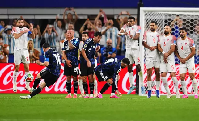Argentina's Lionel Messi, second from left, scores his side's third goal on a free kick during the World Cup Group J soccer match against Jordan in Arlington, Texas, near Dallas, Saturday, June 27, 2026. (AP Photo/Julio Cortez)