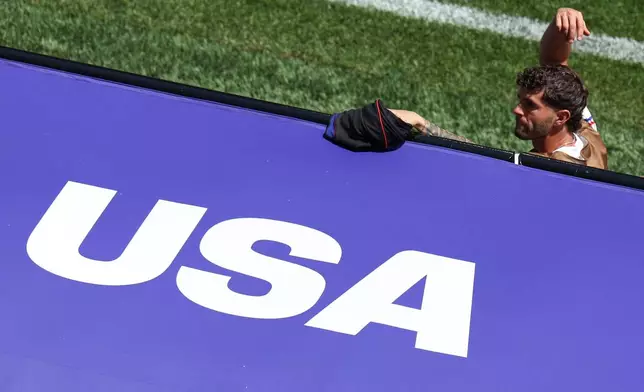 United States' Christian Pulisic (10) acknowledges fans during the World Cup Group D soccer match between the United States and Australia in Seattle, Friday, June 19, 2026. (AP Photo/Maddy Grassy)