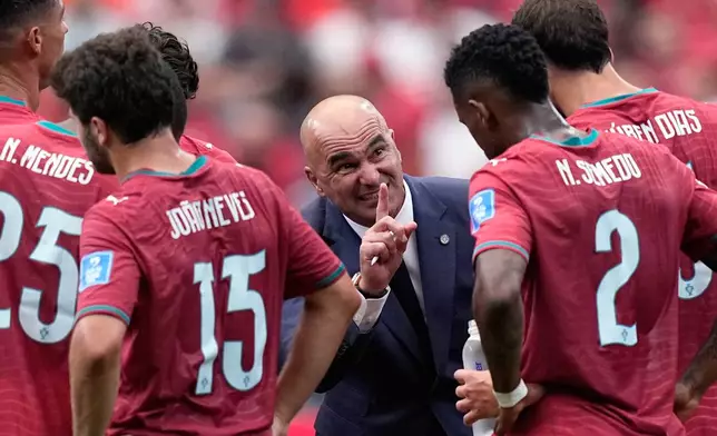 Portugal coach Roberto Martinez speaks to the players during the World Cup Group K soccer match between Portugal and Uzbekistan in Houston, Tuesday, June 23, 2026. (AP Photo/Ashley Landis)