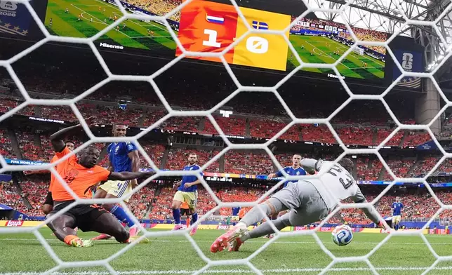 Netherlands' Brian Brobbey (19) scores their second goal past Sweden goalkeeper Kristoffer Nordfeldt (23) during the World Cup Group F soccer match between the Netherlands and Sweden in Houston, Saturday, June 20, 2026. (AP Photo/Eric Gay)