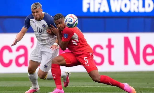 Bosnia's Ermedin Demirovic, left, and Switzerland's Manuel Akanji compete for the ball during the World Cup Group B soccer match between Switzerland and Bosnia in Inglewood, Calif., near Los Angeles, Thursday, June 18, 2026. (AP Photo/Mark J. Terrill)