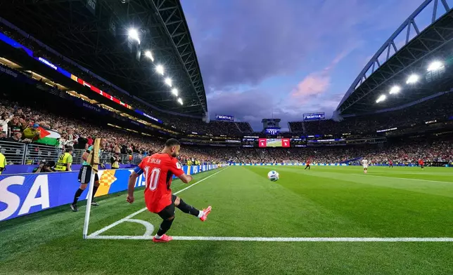 Egypt's Mohamed Salah (10) takes a corner kick during the World Cup Group G soccer match between Egypt and Iran in Seattle, Friday, June 26, 2026. (AP Photo/Ted S. Warren)