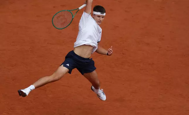 Czech Republic's Jakub Mensik returns to Germany's Alexander Zverev during the semifinal tennis match at the French Open in Paris, Friday, June 5, 2026. (AP Photo/Aurelien Morissard)