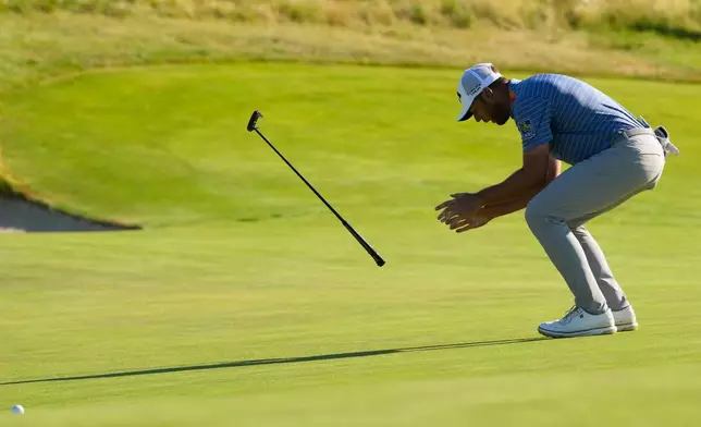 Sam Burns reacts after missing a putt on the 18th hole during the final round of the U.S. Open golf tournament at Shinnecock Hills Golf Club in Southampton, N.Y., Sunday, June 21, 2026. (AP Photo/David J. Phillip)