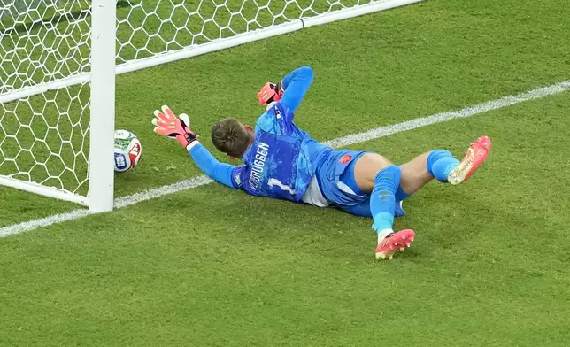 Netherlands goalkeeper Bart Verbruggen (1) allows a goal during a penalty shootout at the end of the World Cup round of 32 soccer match between the Netherlands and Morocco in Guadalupe, near Monterrey, Mexico, Monday, June 29, 2026. (AP Photo/Moises Castillo)