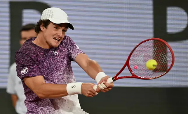 Brazil's Joao Fonseca returns to Czech Republic's Jakub Mensik during the quarterfinal tennis match at the French Open in Paris, Tuesday, June 2, 2026. (AP Photo/Emma Da Silva)