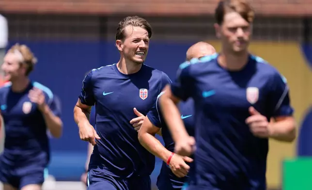 Norway's Sander Berge, center, participates in a training session in Dallas, Monday, June 29, 2026, ahead of his team's FIFA World Cup match against the Ivory Coast. (AP Photo/Tony Gutierrez)