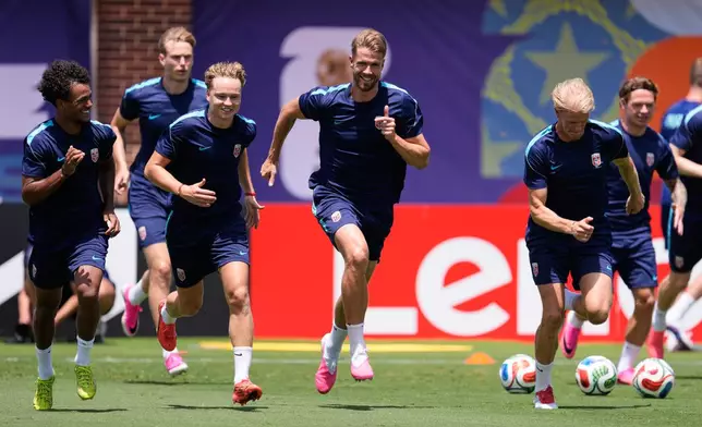 Norway's Kristoffer Ajer, center, leads teammates across the pitch during a training session in Dallas, Monday, June 29, 2026, ahead of his team's FIFA World Cup match against the Ivory Coast. (AP Photo/Tony Gutierrez)